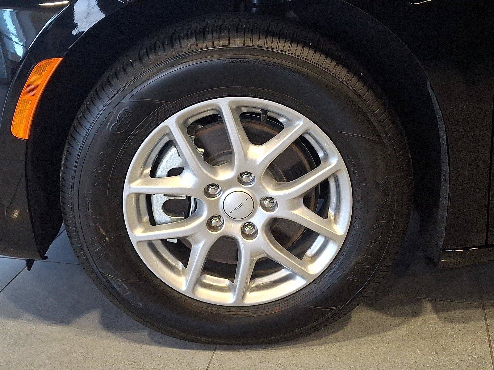 New 2027 Chrysler Pacifica Select FWD image 5