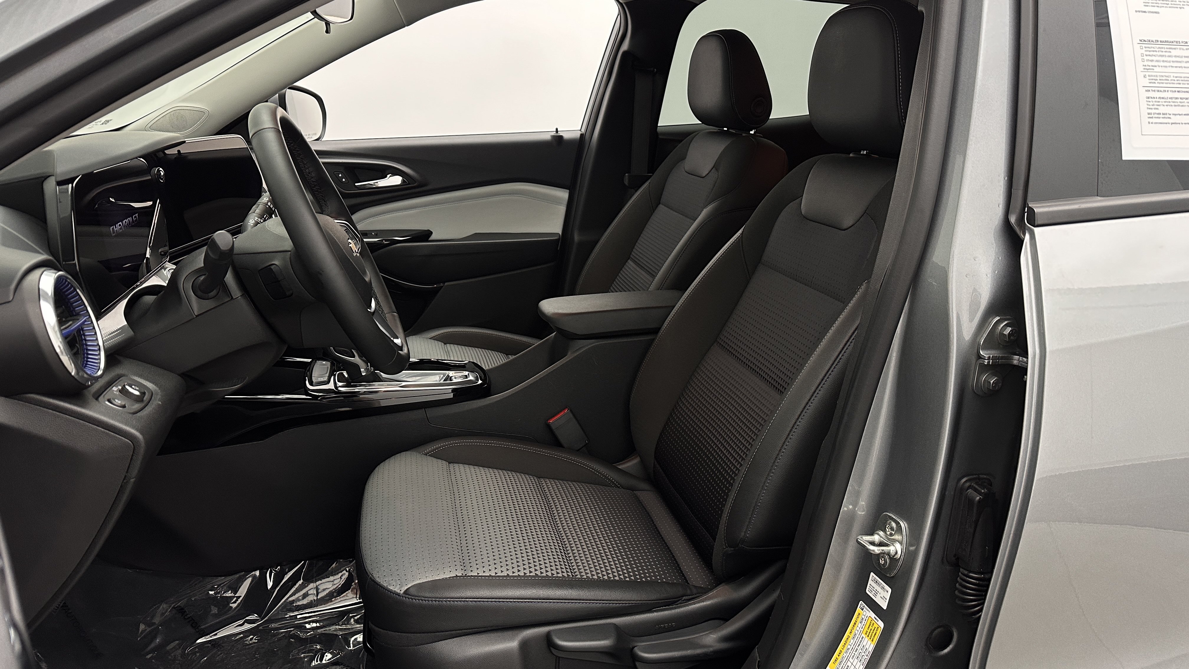 Used 2025 Chevrolet Trax LT w/ LT Convenience Package FWD image 12