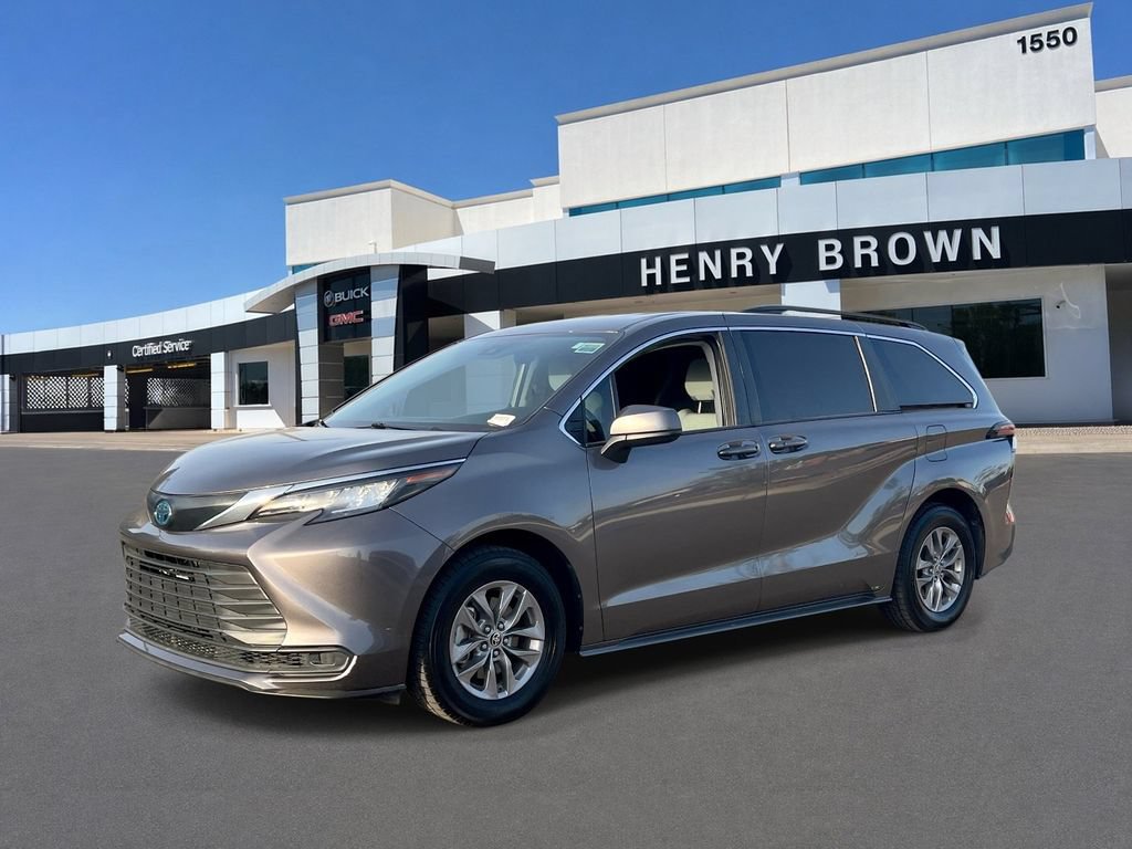 Used 2023 Toyota Sienna LE FWD image 1