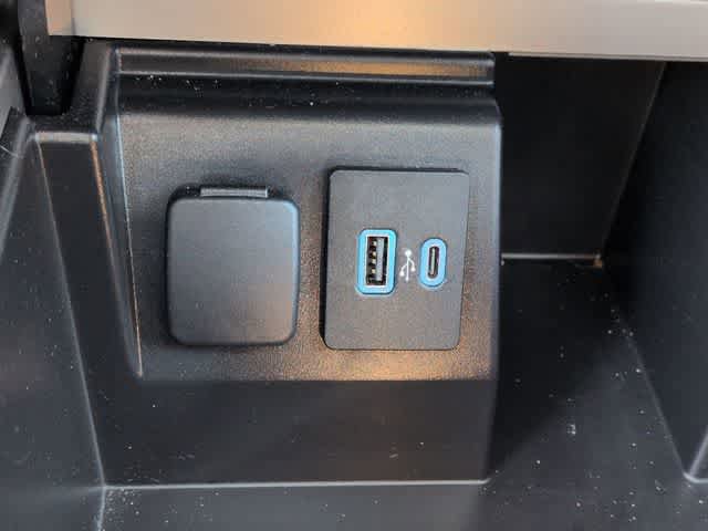 Used 2021 Ford Explorer Limited image 32