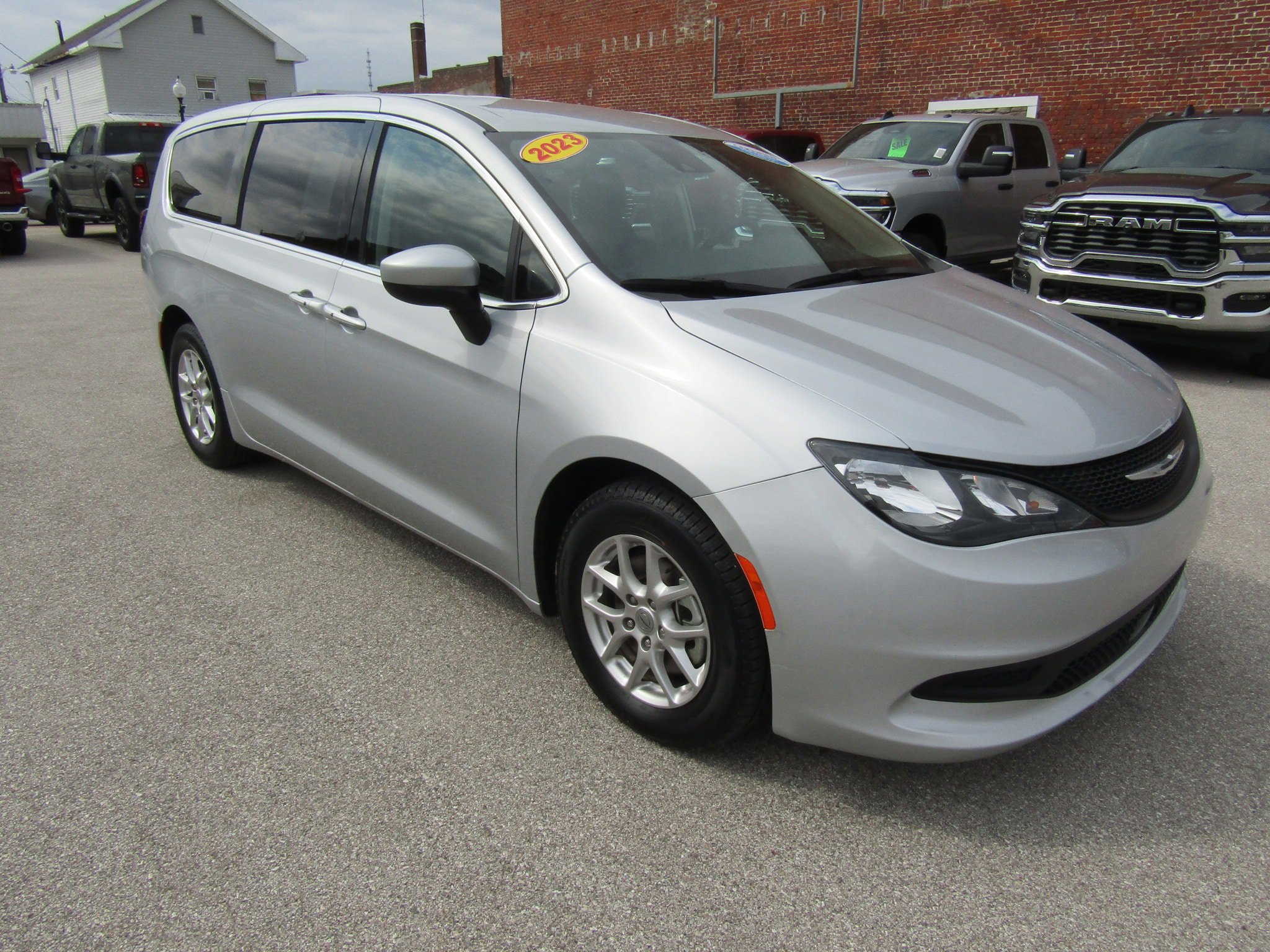 Used 2023 Chrysler Voyager LX FWD image 1