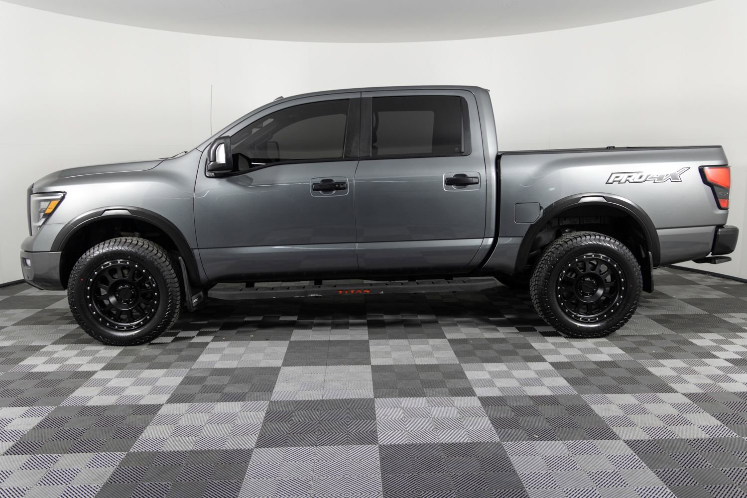 Used 2021 Nissan Titan PRO-4X w/ Pro-4x Convenience Package image 3