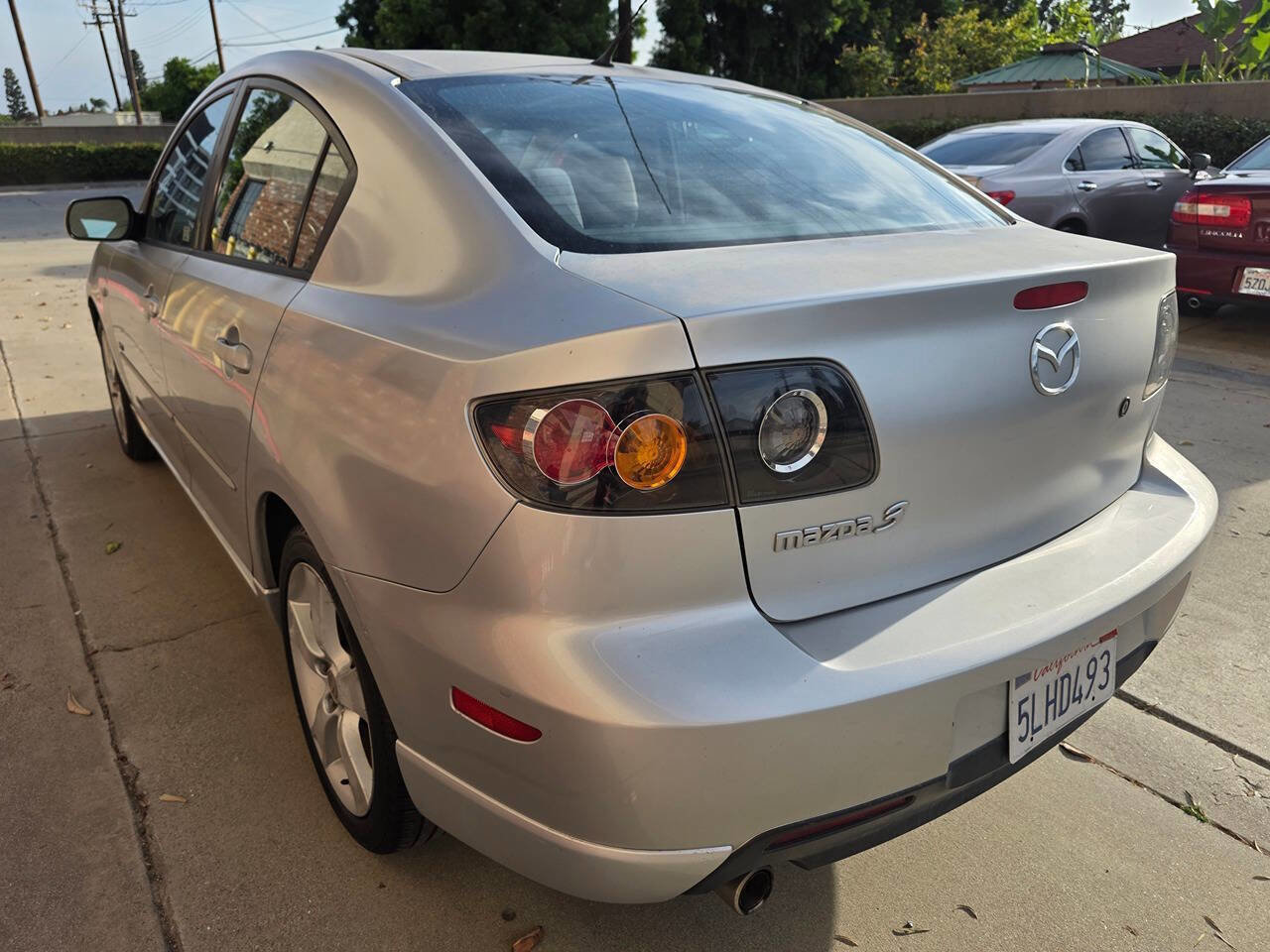 Used 2004 MAZDA MAZDA3 s w/ Moonroof & 6-CD Pkg FWD image 4