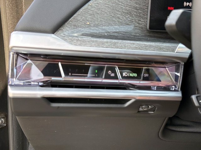 Used 2023 BMW i7 xDrive60 AWD/4WD image 33