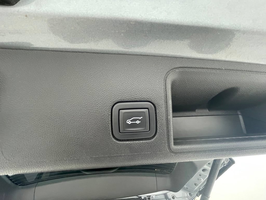 Used 2024 GMC Terrain SLT AWD/4WD image 8