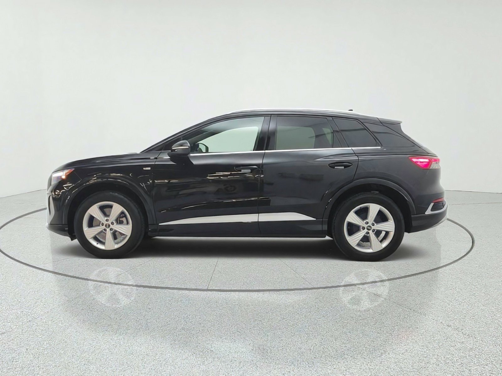 Used 2024 Audi Q4 e-tron Premium AWD/4WD image 8