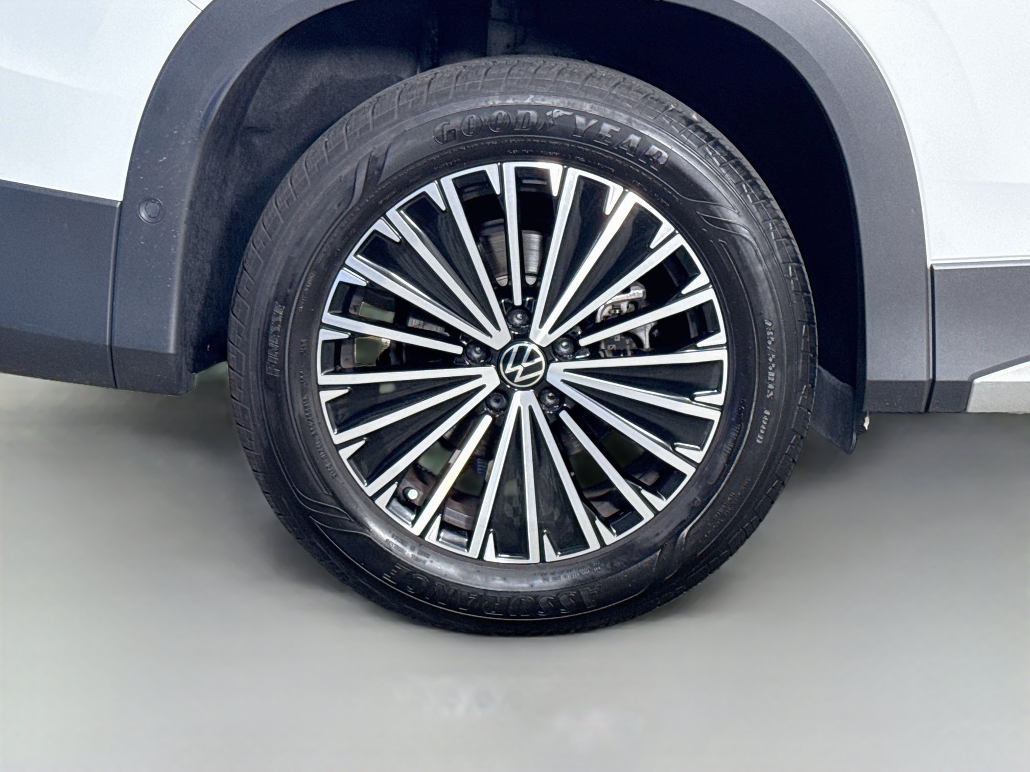 Used 2025 Volkswagen Tiguan S FWD image 33