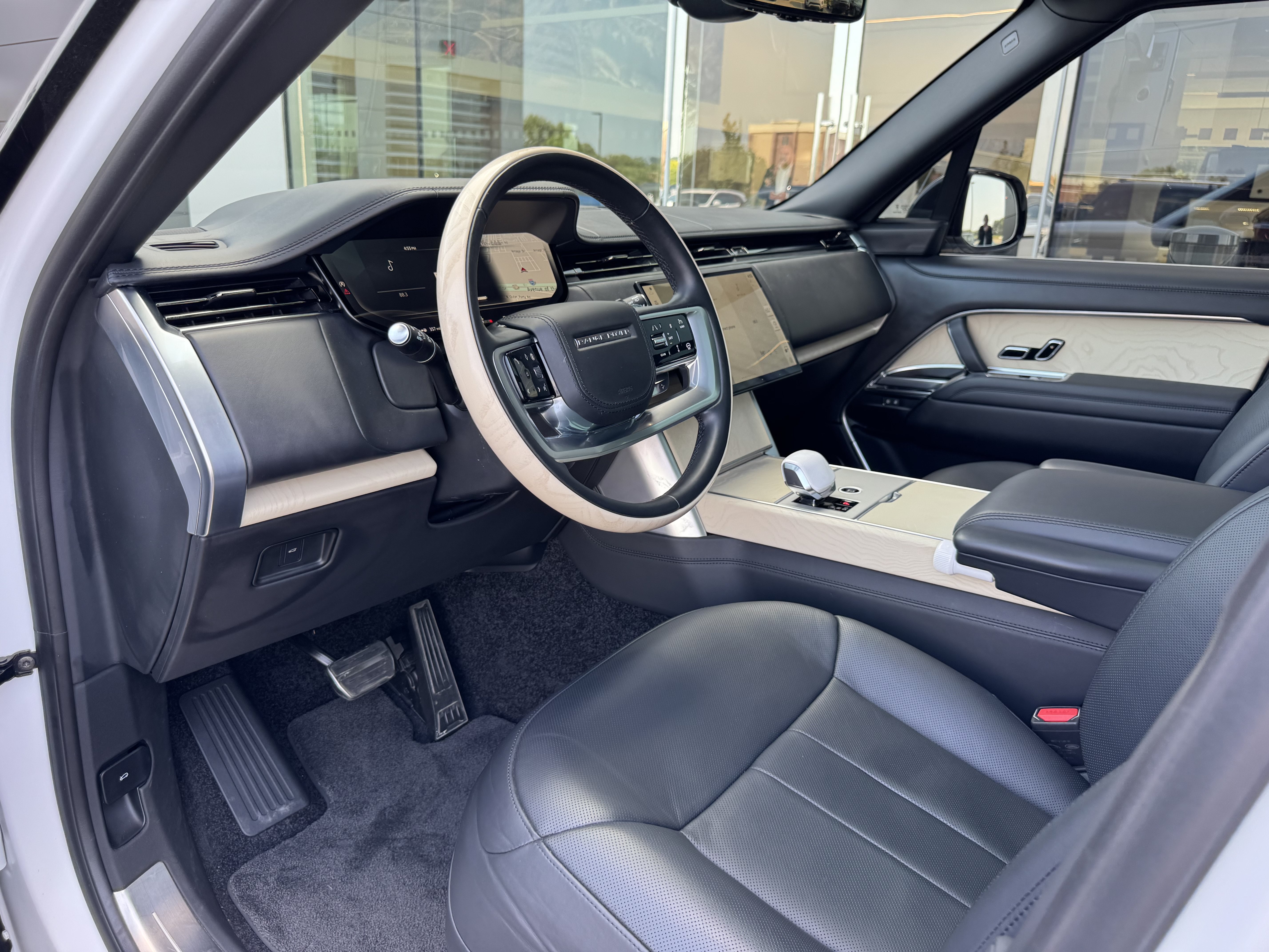 Certified 2025 Land Rover Range Rover SV AWD/4WD image 12