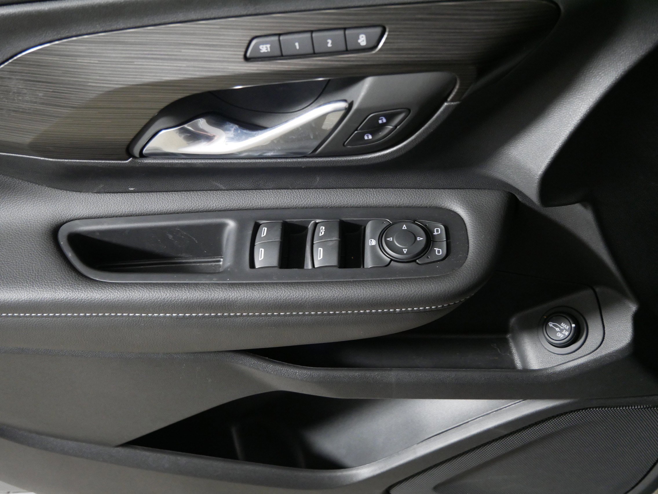 Used 2023 GMC Terrain SLT w/ Elevation Edition image 19