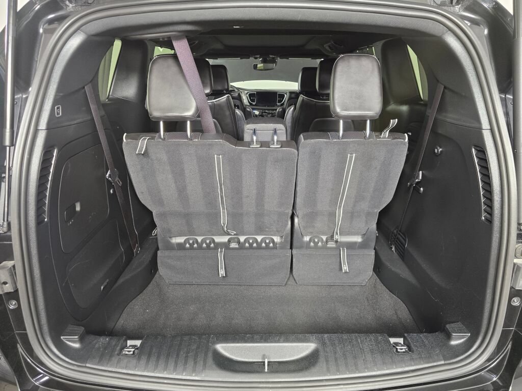 Used 2023 Chrysler Pacifica Limited w/ Uconnect Theater Family Group FWD image 15