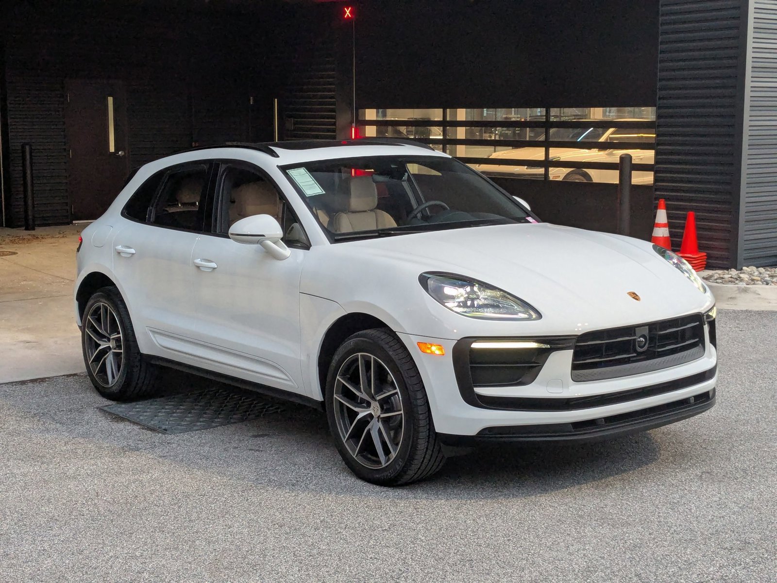 Certified 2026 Porsche Macan AWD/4WD image 7