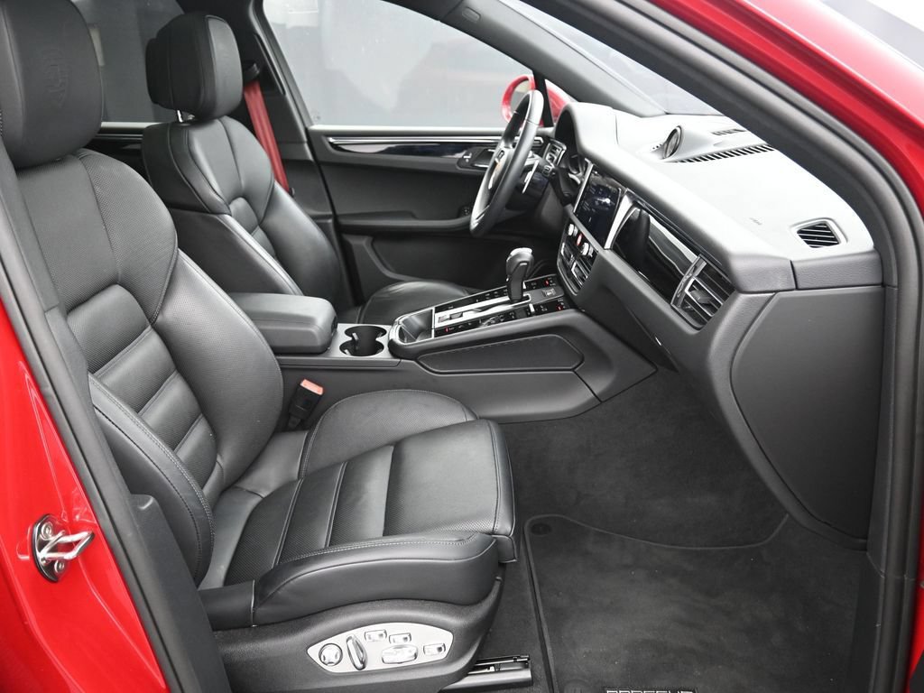 Certified 2025 Porsche Macan AWD/4WD image 30
