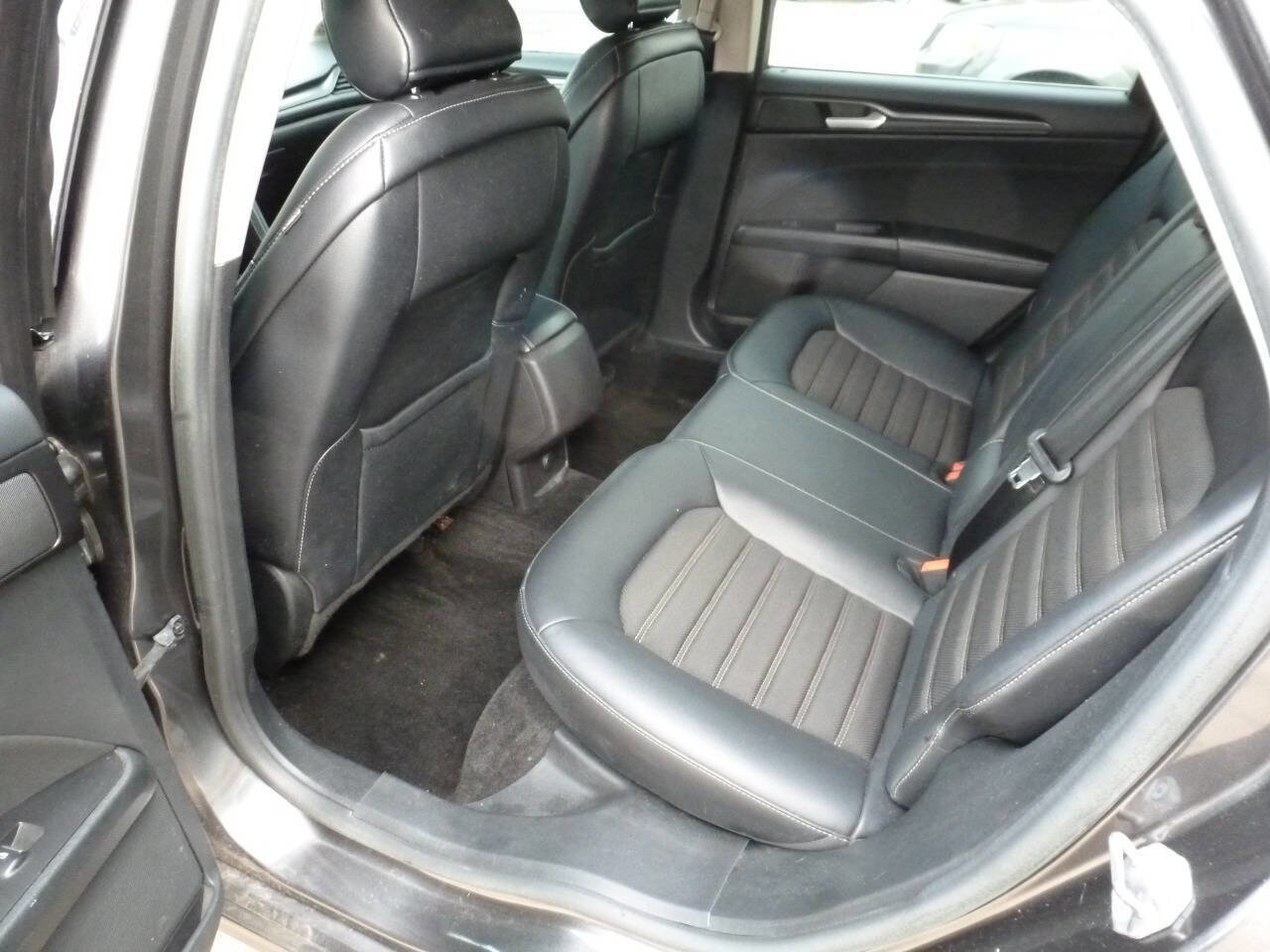 Used 2018 Ford Fusion SE w/ Equipment Group 201A image 10