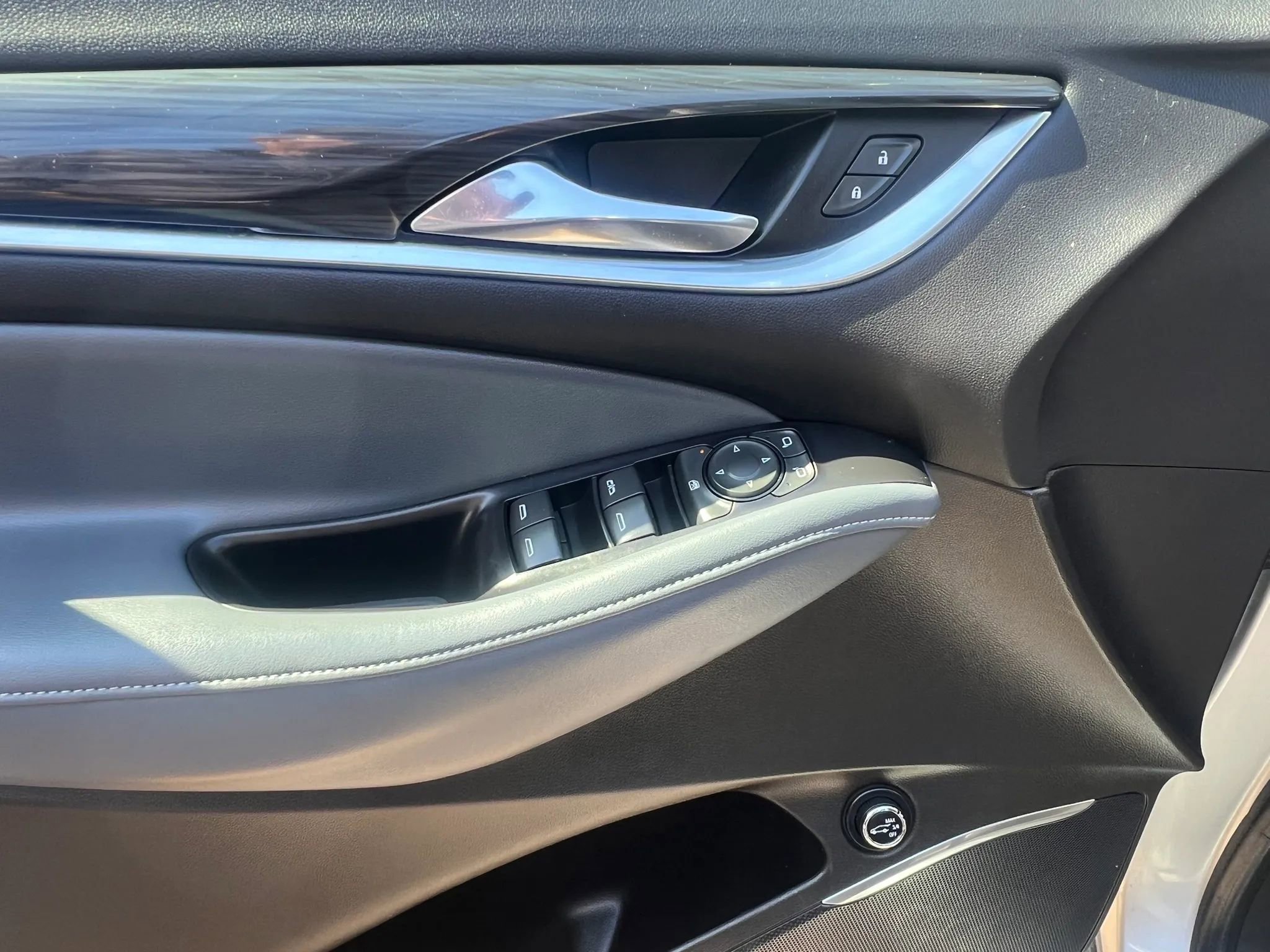 Used 2018 Buick Enclave Essence w/ Trailering Package AWD/4WD image 13