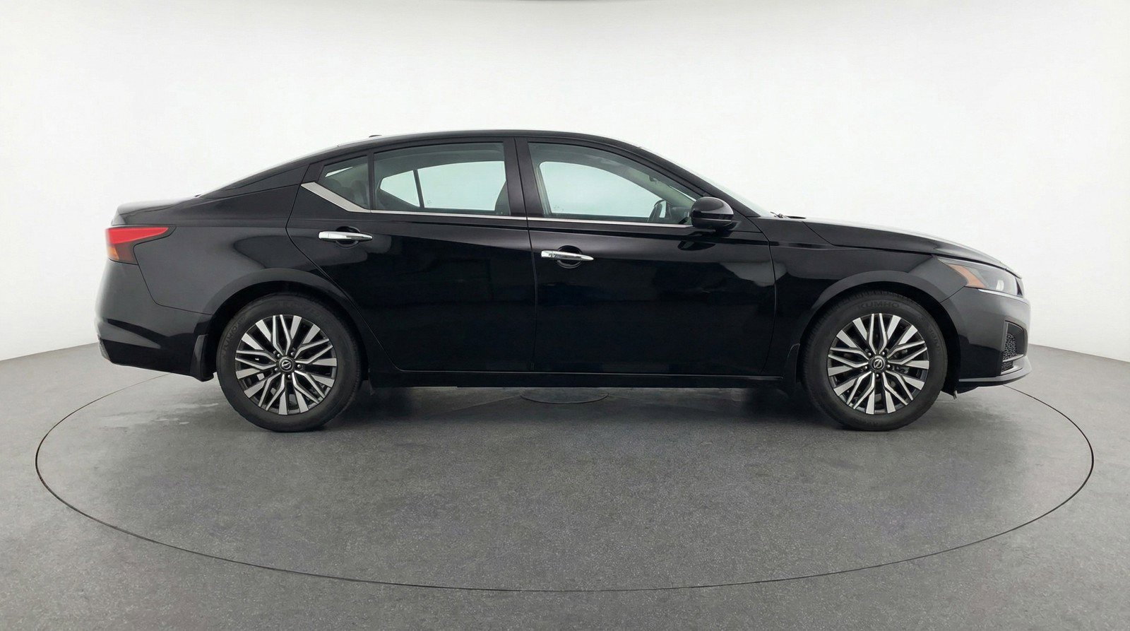 Used 2025 Nissan Altima 2.5 SV image 11