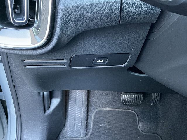 Certified 2025 Volvo XC40 B5 Core image 23