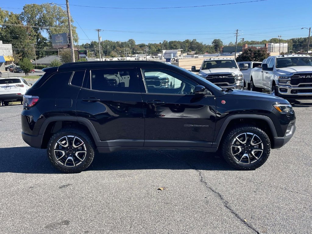 Used 2025 Jeep Compass Trailhawk AWD/4WD image 10
