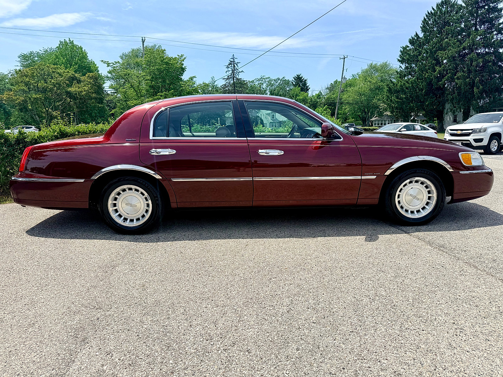 Used 2002 Lincoln Town Car Executive RWD image 4