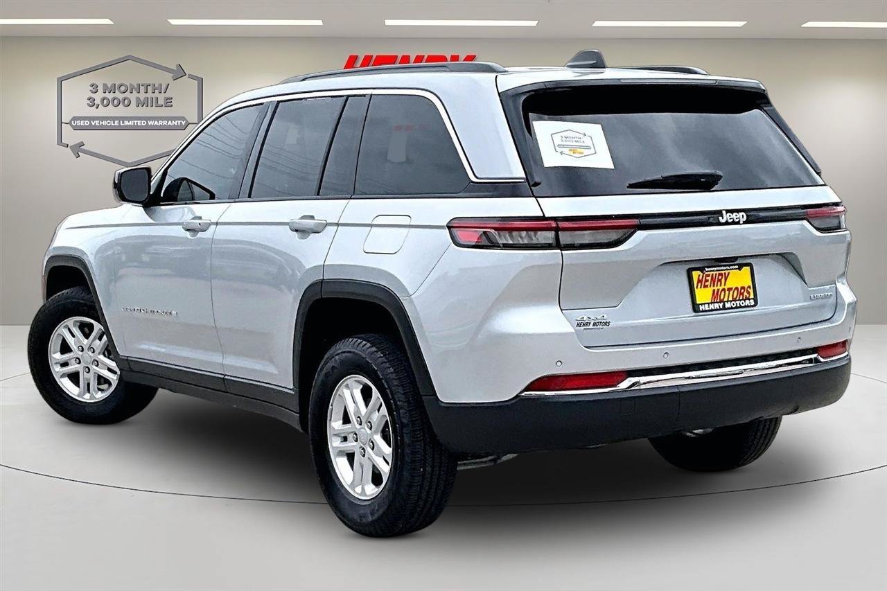 Used 2024 Jeep Grand Cherokee Laredo AWD/4WD image 4