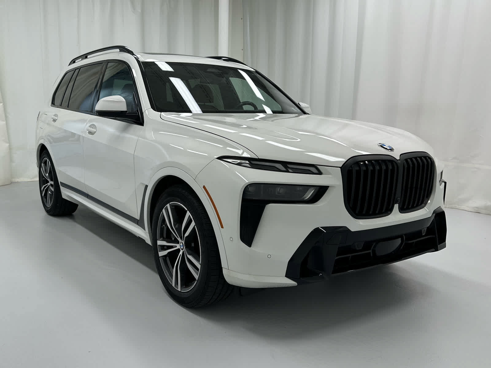 Used 2023 BMW X7 xDrive40i w/ M Sport Package AWD/4WD image 1