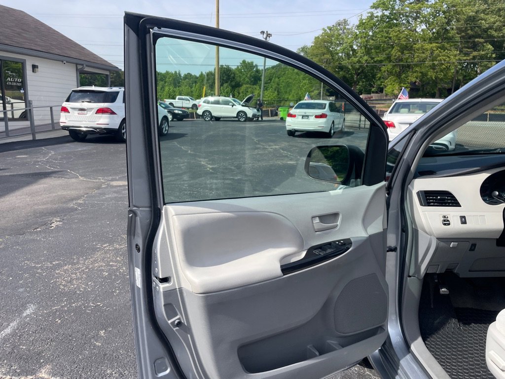 Used 2013 Toyota Sienna LE FWD image 12