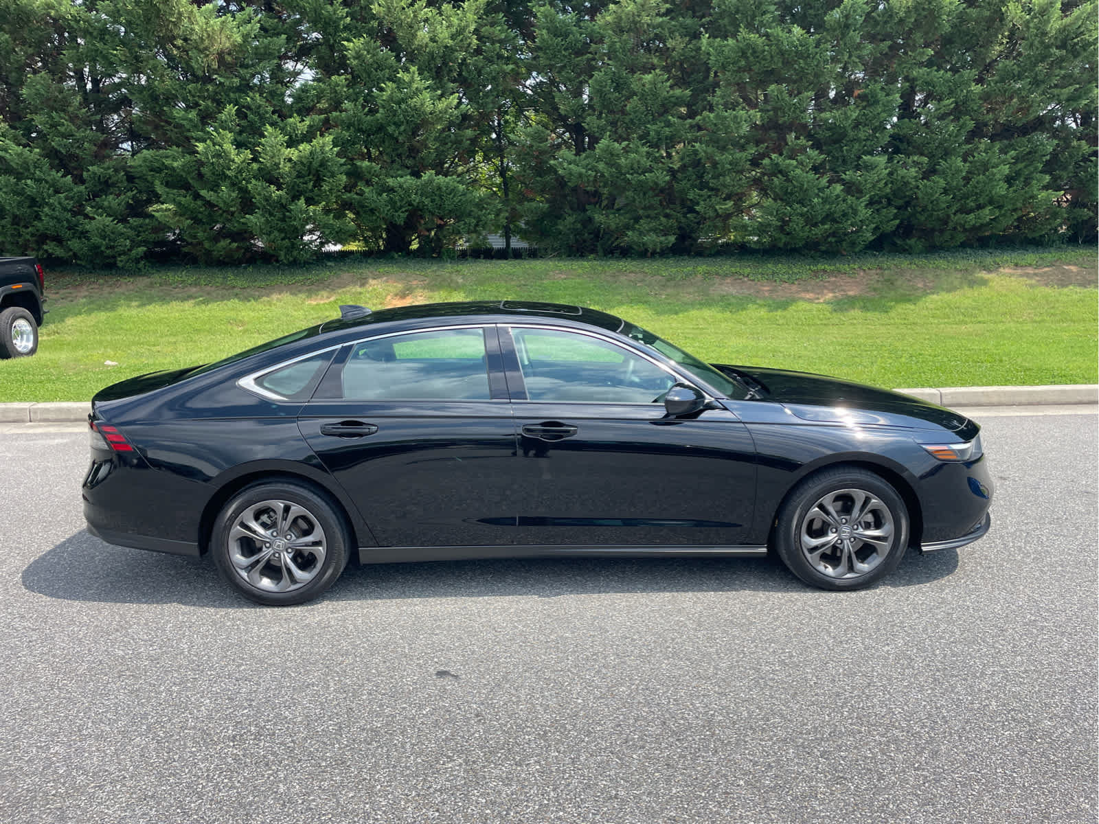 Used 2023 Honda Accord EX image 10