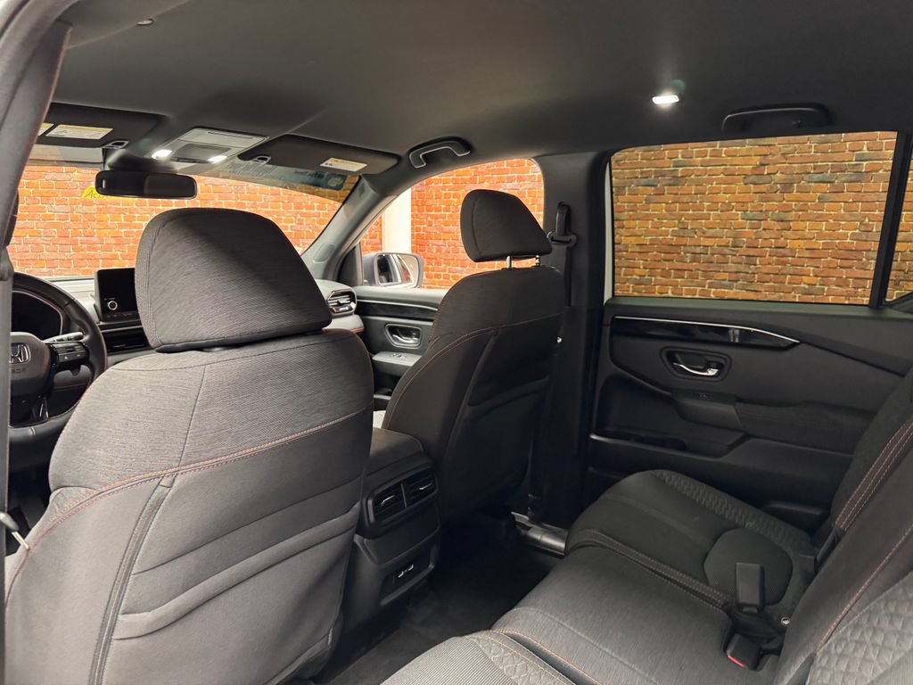 Used 2023 Honda Pilot Sport image 25