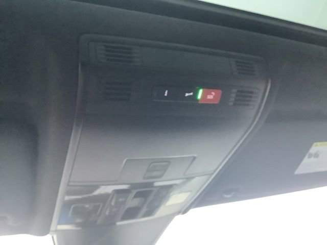 Used 2022 Volkswagen Tiguan SE R-Line image 36