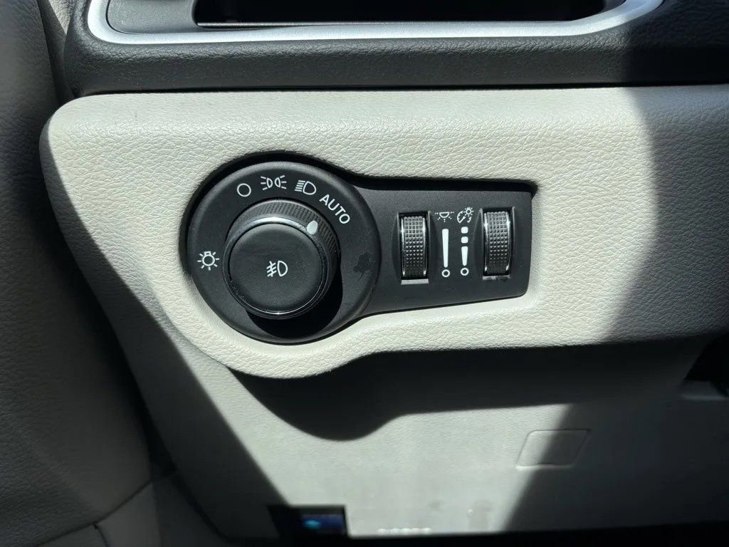 Used 2024 Chrysler Pacifica Touring-L image 11