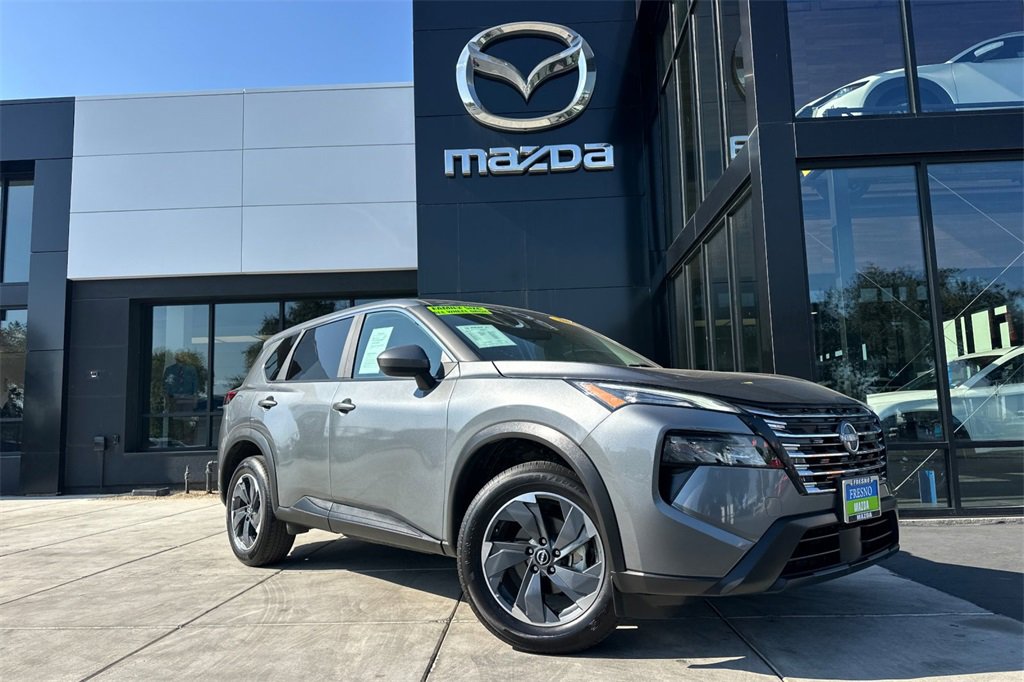 Used 2024 Nissan Rogue SV image 2