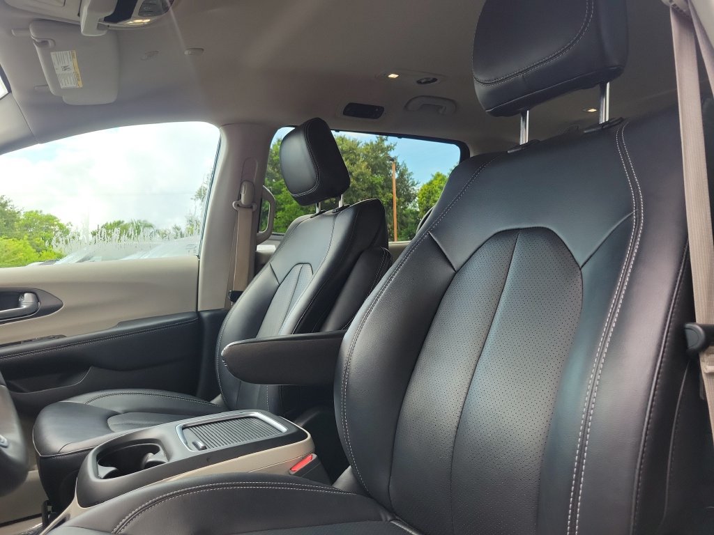 Used 2024 Chrysler Pacifica Touring-L FWD image 24