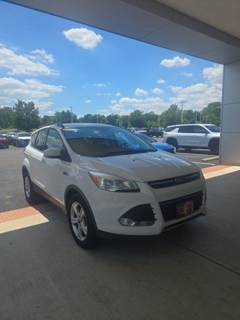 Used 2016 Ford Escape SE w/ Equipment Group 201A FWD image 2