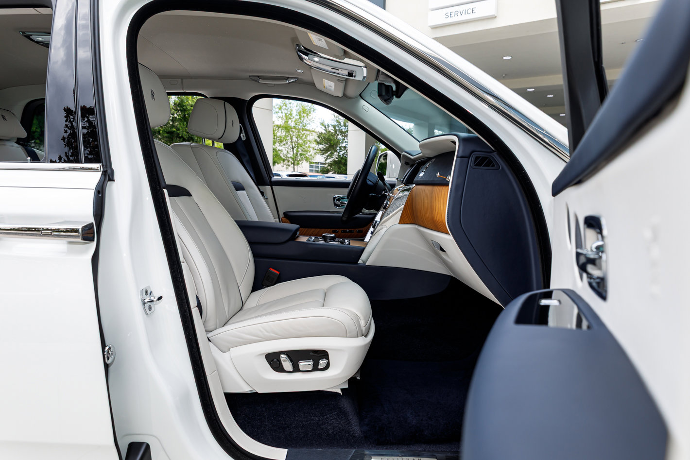 Used 2023 Rolls-Royce Cullinan AWD/4WD image 46