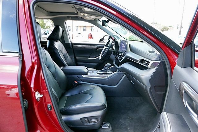 Used 2023 Toyota Highlander Limited FWD image 17