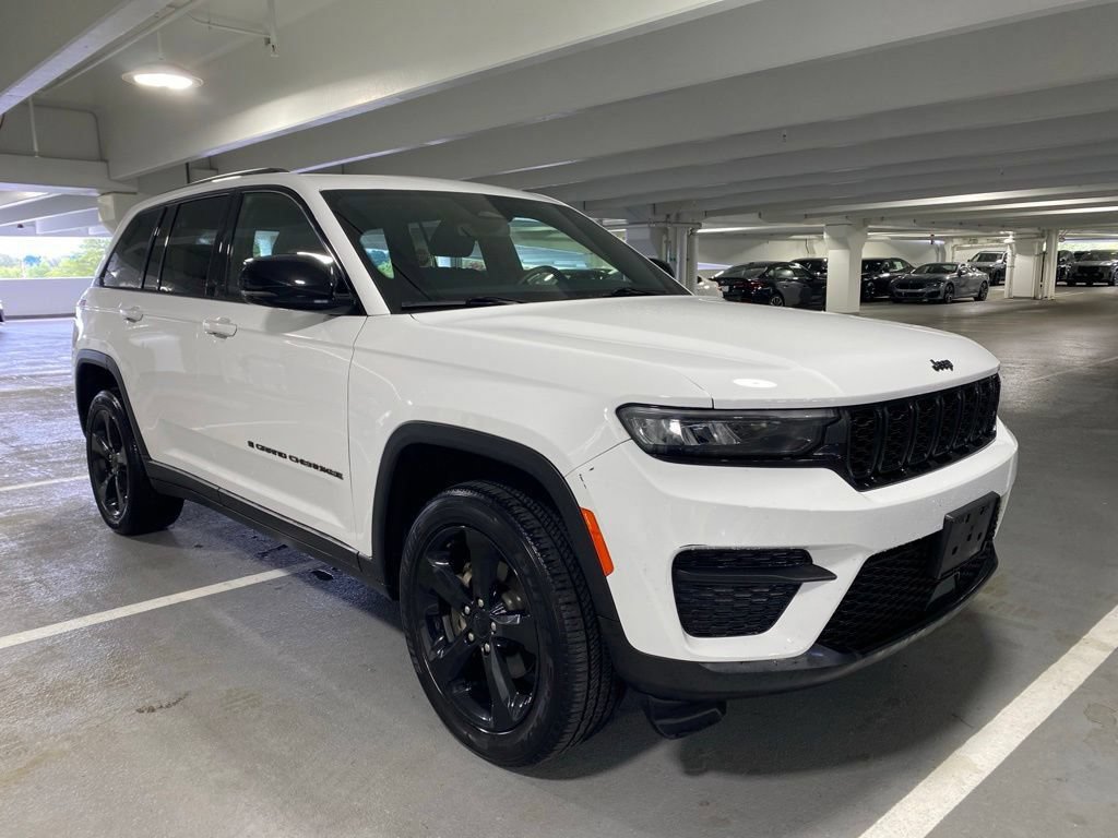 Used 2023 Jeep Grand Cherokee Altitude AWD/4WD image 1
