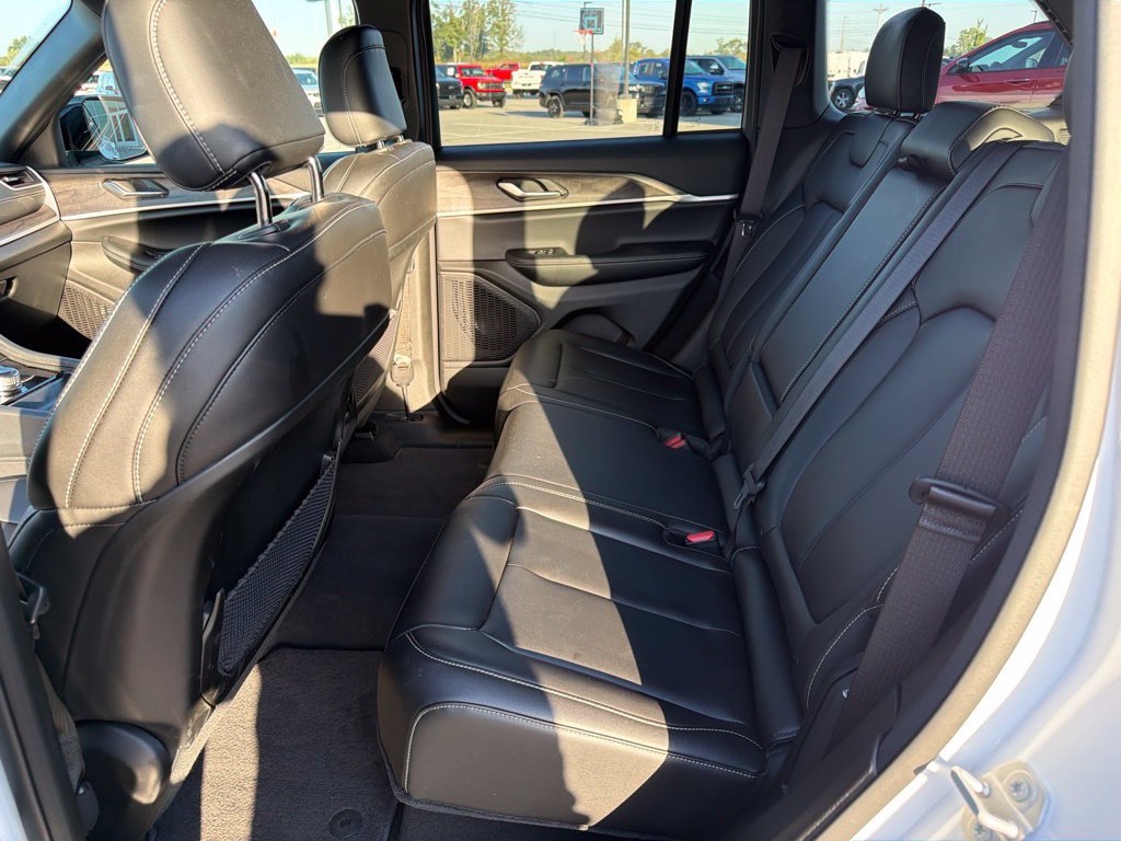 Used 2025 Jeep Grand Cherokee Limited AWD/4WD image 24