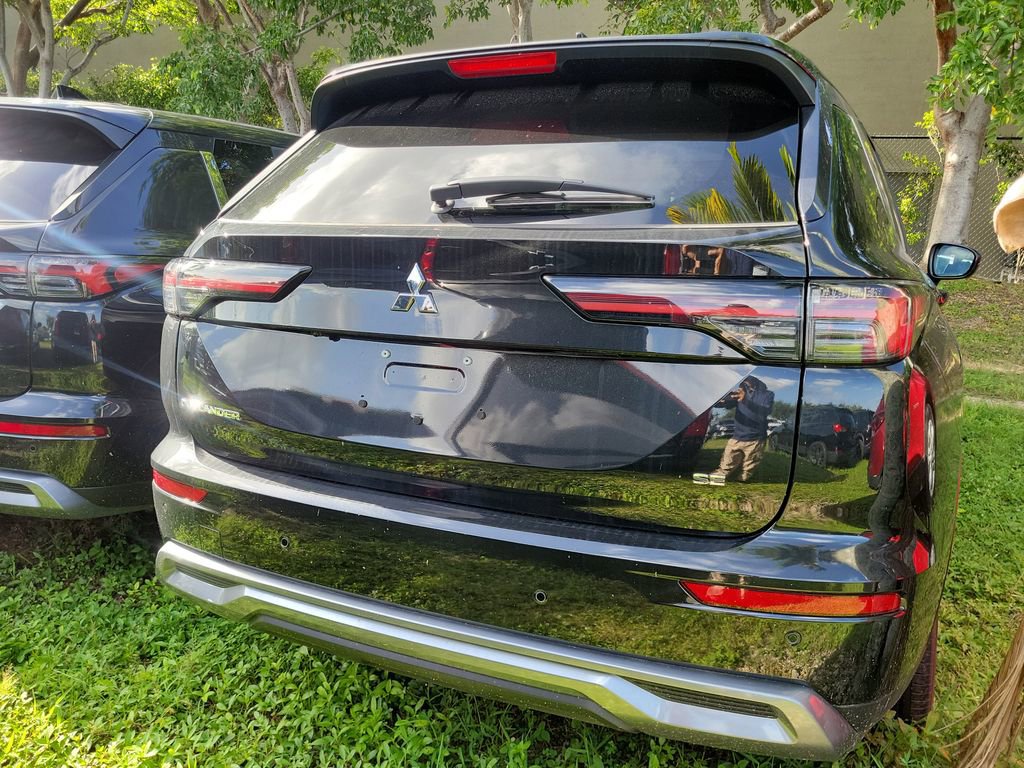 New 2025 Mitsubishi Outlander SE image 4