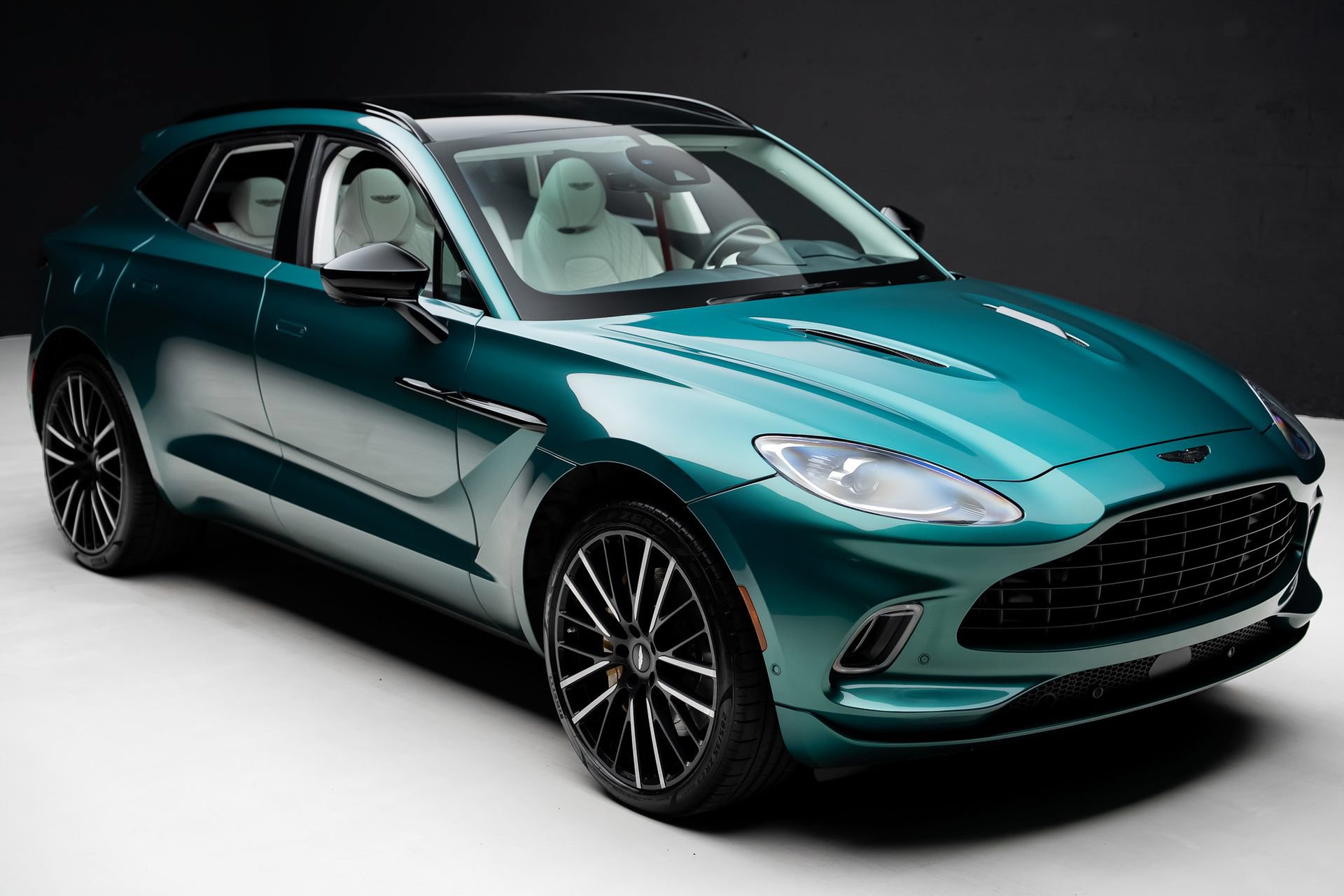 Used 2023 Aston Martin DBX AWD/4WD image 39