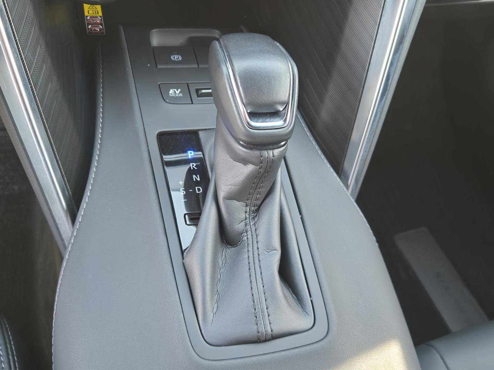 Used 2024 Toyota Venza XLE image 13