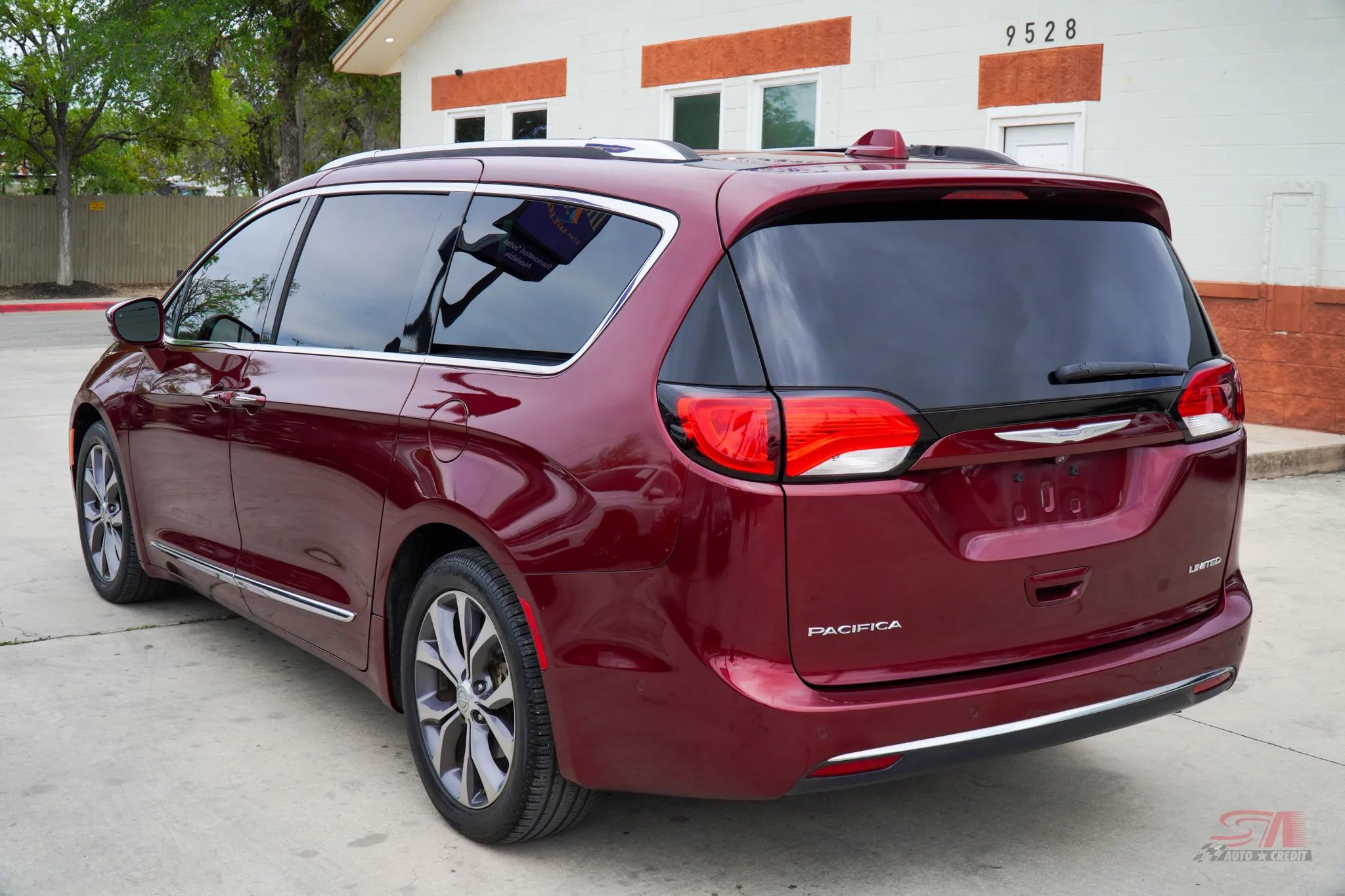 Used 2017 Chrysler Pacifica Limited image 4