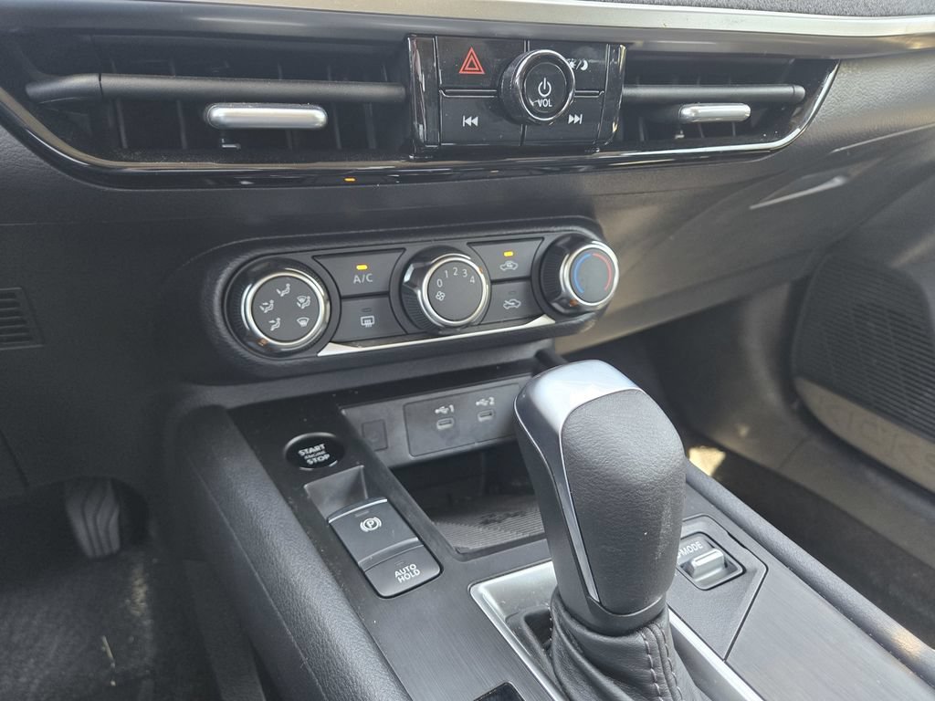 Used 2025 Nissan Kicks SV w/ Illumination Package FWD image 16