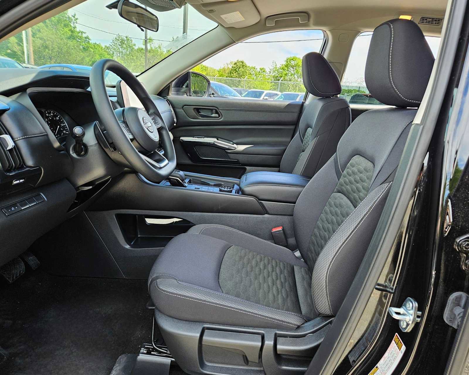 Used 2025 Nissan Pathfinder S image 14