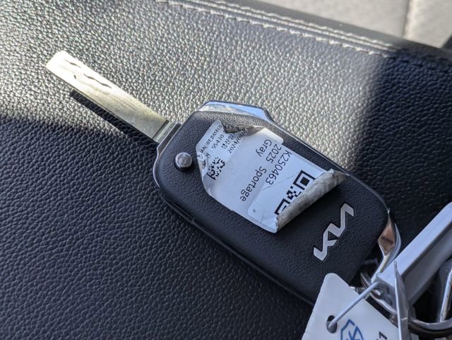 Used 2025 Kia Sportage LX image 31