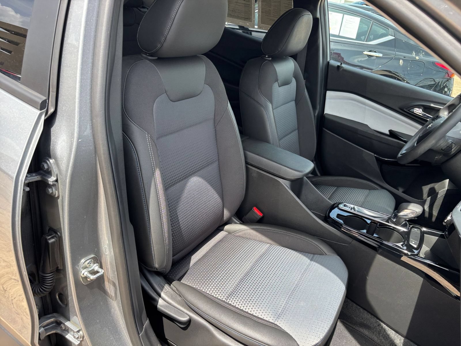 Used 2025 Chevrolet Trax LT FWD image 30