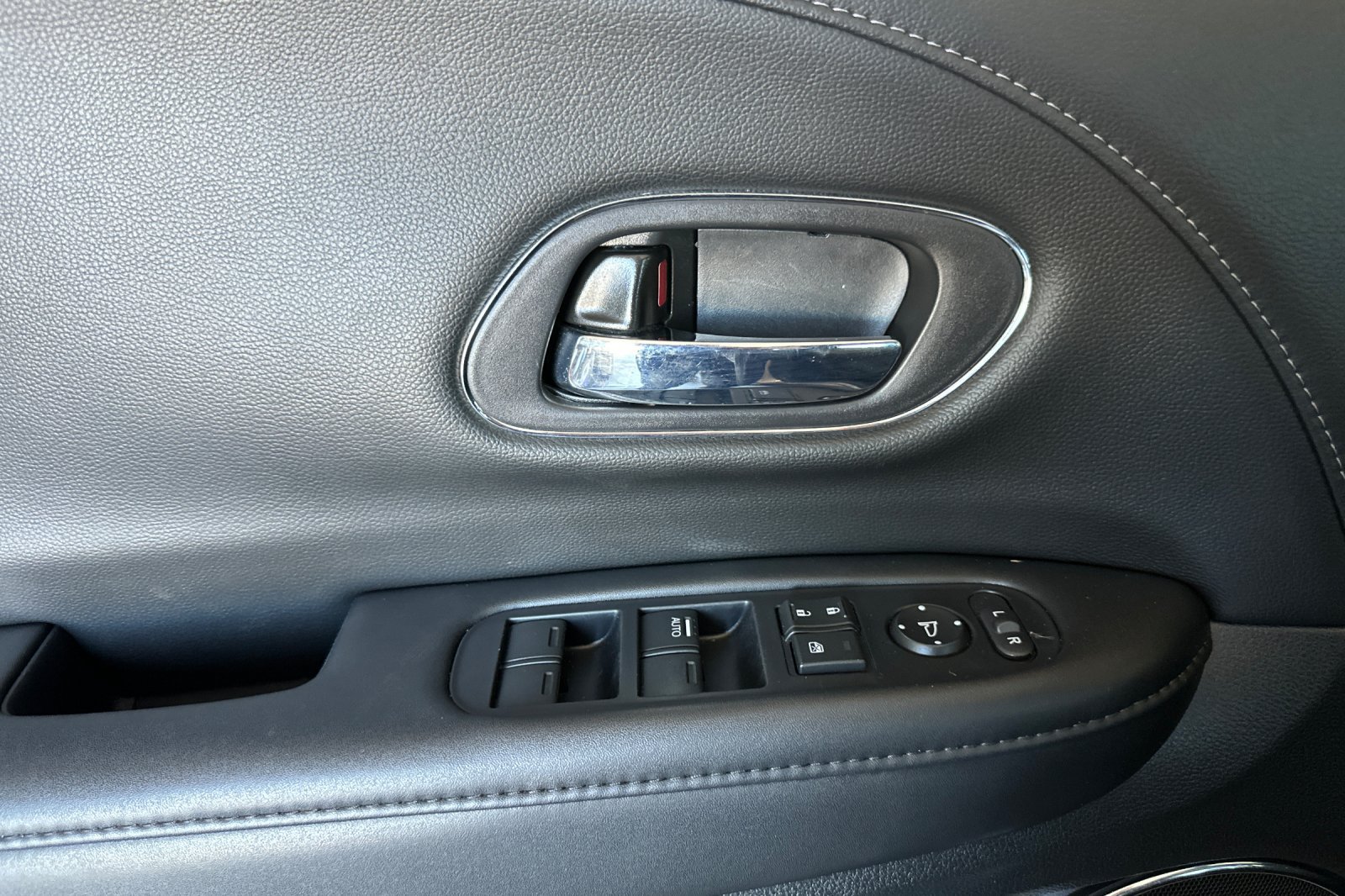 Used 2021 Honda HR-V Touring image 11