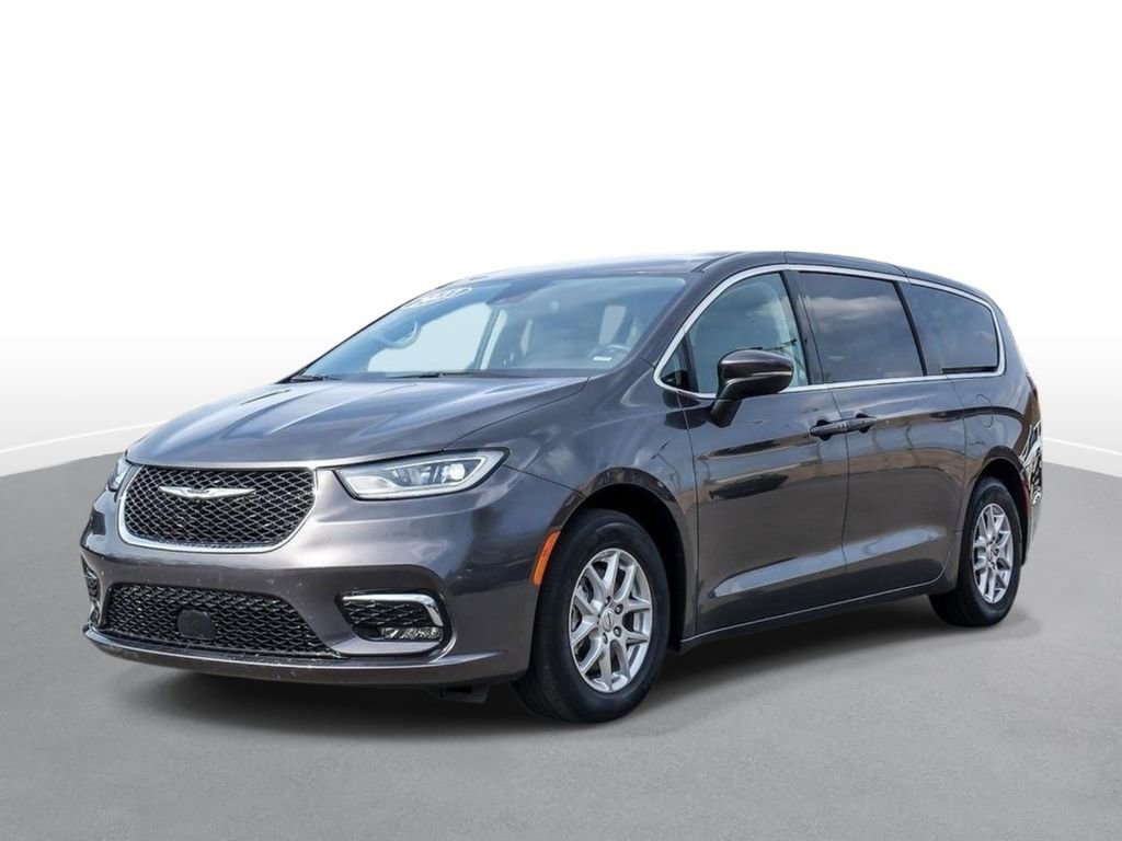 Used 2023 Chrysler Pacifica Touring-L FWD image 4