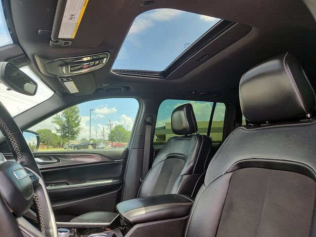 Used 2022 Jeep Grand Cherokee Altitude AWD/4WD image 14
