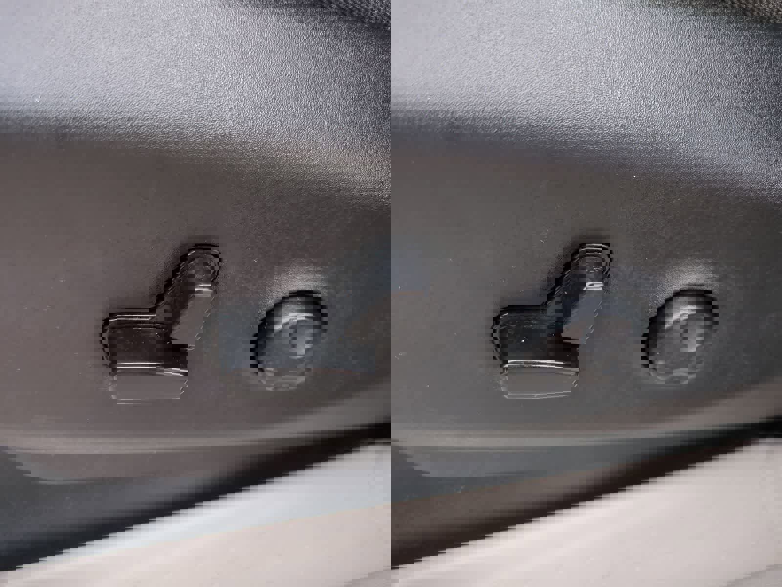 Used 2018 Chrysler Pacifica Limited w/ Tire & Wheel Group FWD image 17