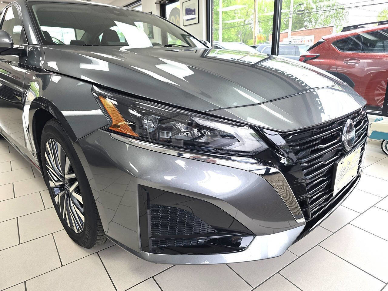 Used 2023 Nissan Altima 2.5 SV w/ SV Premium Package FWD image 6