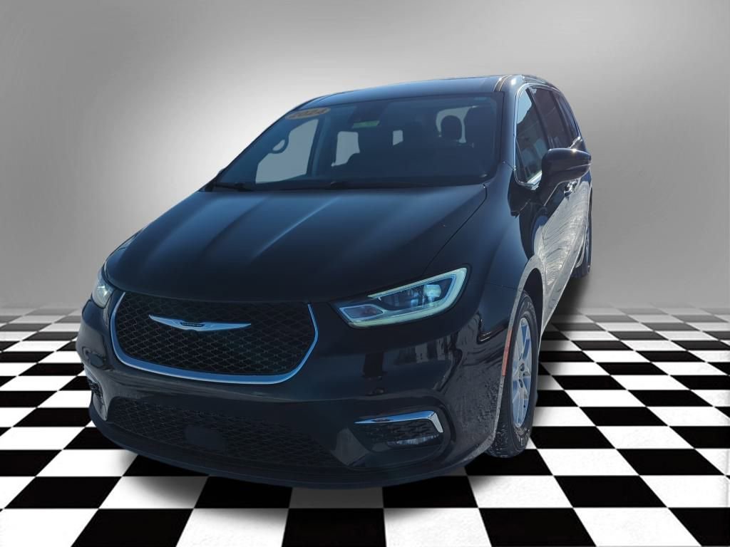 Used 2024 Chrysler Pacifica Touring-L image 3